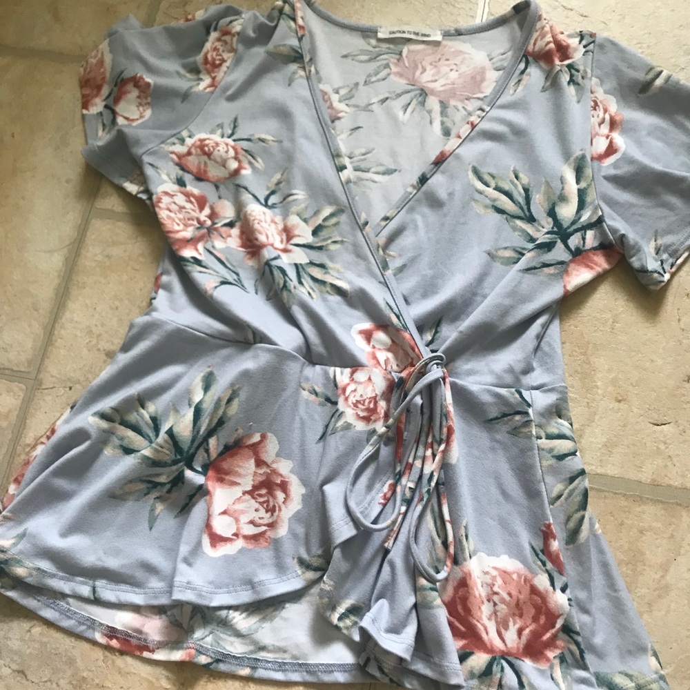 CAUTION TO THE WIND buttery soft blouse 👚 💕